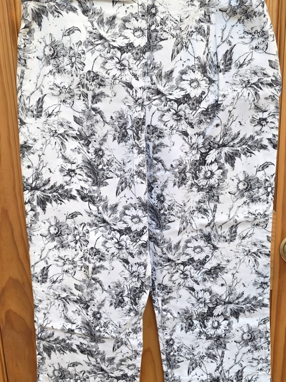 Women’s Floral Print Capris in Black & White